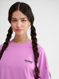 Hummel OVERSIZED WILLY SW - Nyomott mintás póló - violet