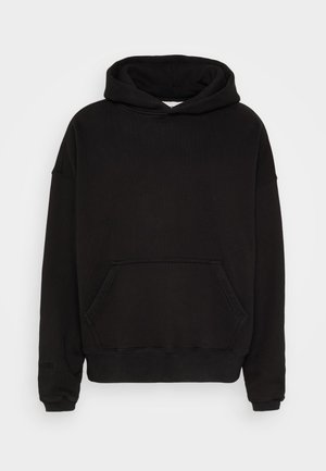 Sweat à capuche noir à manches longues avec poche kangourou à l’avant et poignets côtelés, étalé à plat sur un fond blanc.