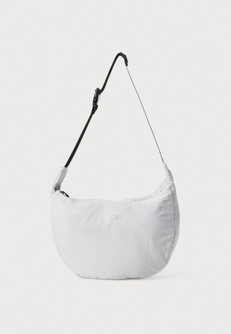 Weiße Nylon-Schultertasche mit geschwungenem Design, ausgestattet mit einem schwarzen verstellbaren Riemen und einem Reißverschluss. Einfaches Logo-Detail auf der Vorderseite.