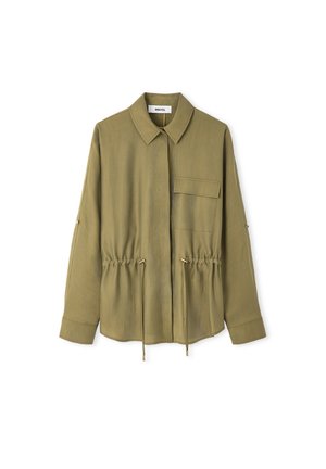 Chemise manches longues vert olive avec col, poche avant à rabat et cordons ajustables à la taille, présentée sur fond blanc.