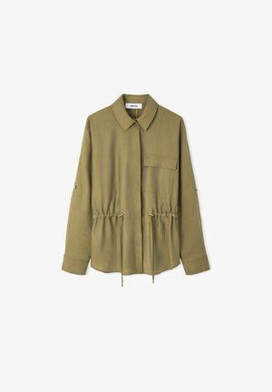 Chemise manches longues vert olive avec col, poche avant à rabat et cordons ajustables à la taille, présentée sur fond blanc.