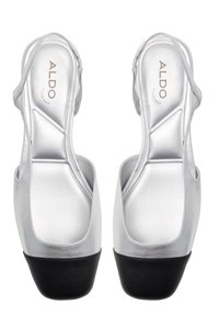 Zapatos de tacón de satén plateado con suelas de plataforma negras, que presentan una textura suave, correa ajustable y diseño de plantilla con logotipo.