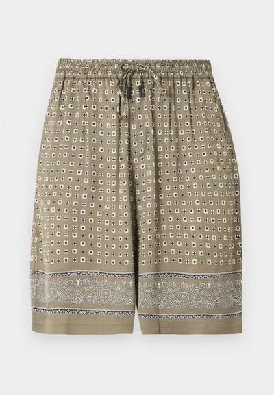Shorts marron clair avec petits motifs carrés blancs, taille élastique avec cordon de serrage et bordure détaillée paisley près de l'ourlet.