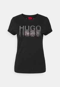 Schwarzes Baumwoll-T-Shirt mit einem Farbverlaufdesign und Strassverzierungen, die "HUGO" auf der Vorderseite buchstabieren, sowie aufgerollten Kurzärmeln.