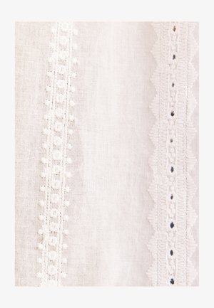 Hvidt stof med to lodrette broderede blonder; den ene med små blomster mønstre, den anden med bølgede kanter og små sorte prikker.