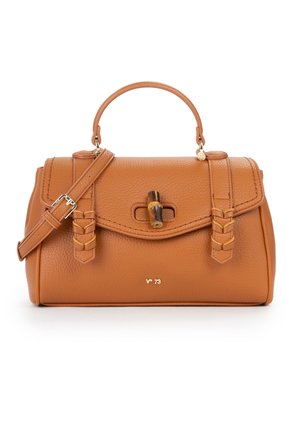 Borsa a mano in pelle color cuoio con manico superiore, tracolla regolabile, chiusura stile bambù e dettagli decorativi in pelle intrecciata.