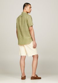 Tommy Hilfiger SHORT SLEEVE REGULAR FIT - Camicia - faded olive