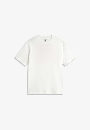 Einfaches weißes kurzärmeliges Baumwoll-T-Shirt mit Rundhalsausschnitt, flach auf einem weißen Hintergrund dargestellt.