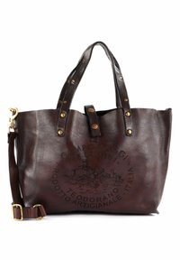 Borsa tote in pelle marrone con superficie testurizzata, dettagli in hardware dorato e un design stampato che presenta un logo di castello sulla parte anteriore.