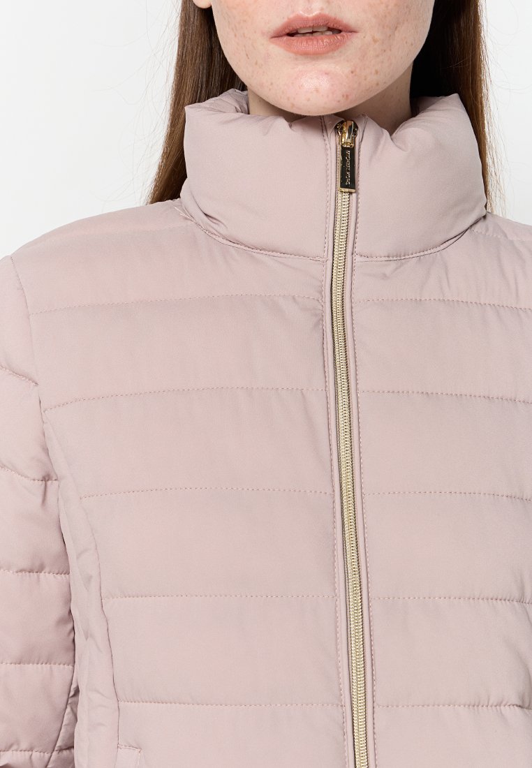 Giacca imbottita rosa con colletto alto, caratterizzata da linee trapuntate orizzontali, una zip frontale con hardware dorato e una texture morbida.