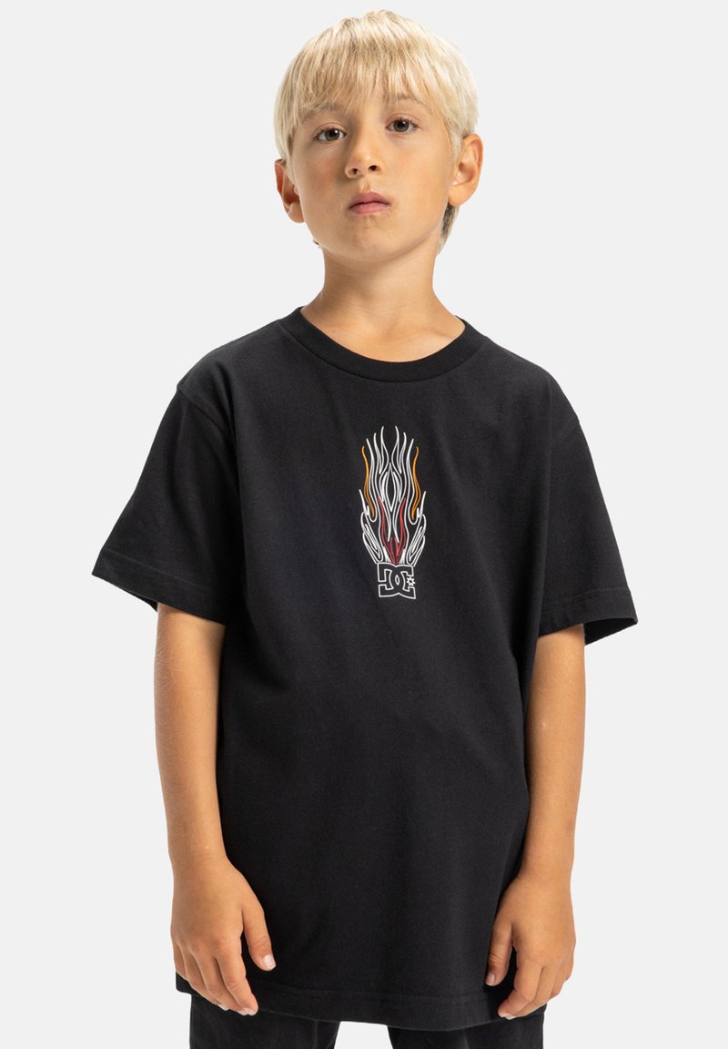 Camiseta de algodón negra con un gráfico de llamas en rojo, amarillo y blanco, y un logo centrado en la parte inferior. Diseño de mangas cortas y cuello redondo.