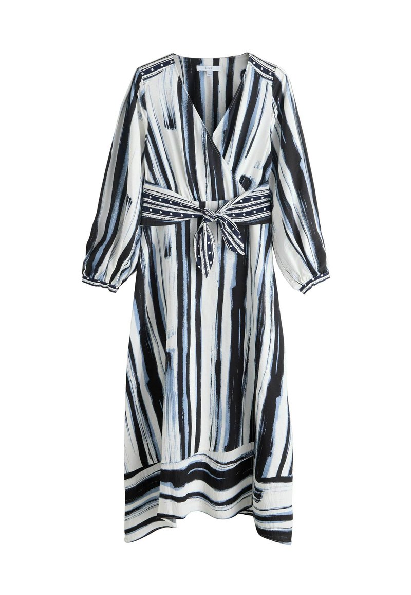 Hosszú, lenge ruha V-nyakkivágással, fekete-fehér ecsetvonás mintával, megkötős derékrésszel és háromnegyedes, fodros ujjakkal.