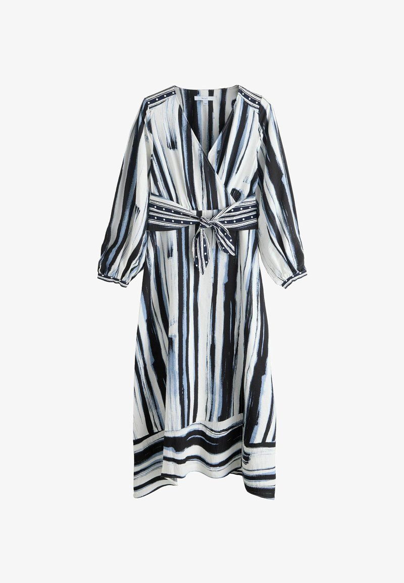 Hosszú, lenge ruha V-nyakkivágással, fekete-fehér ecsetvonás mintával, megkötős derékrésszel és háromnegyedes, fodros ujjakkal.