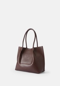 Bolso tote de cuero marrón con una textura trenzada, dos asas resistentes y un detalle de panel plano en la parte frontal. Forma rectangular con un diseño espacioso.