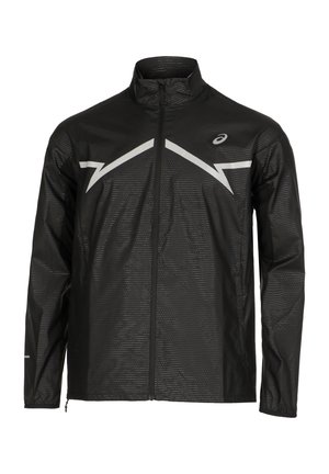Chaqueta ligera negra con cuello alto, patrón de rayas horizontales, acentos plateados reflectantes y cremallera frontal completa.