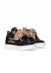 Sneakers in pelle nera con suola bianca, caratterizzati da dettagli in oro e grandi fiocchi in velluto beige come lacci. Inclusi accenti in hardware dorato.