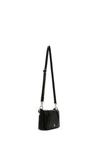 Borsa a tracolla in pelle nera con texture liscia, cinturino regolabile e accessori metallici argentati. Caratterizzata da un design con patta e dettaglio del logo sul davanti.