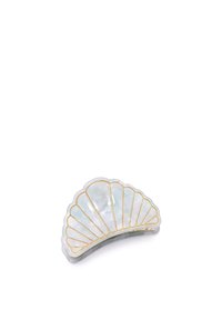 Un clip para el cabello en forma de concha, hecho de material azul claro, con acentos dorados y un patrón texturizado de líneas curvas.