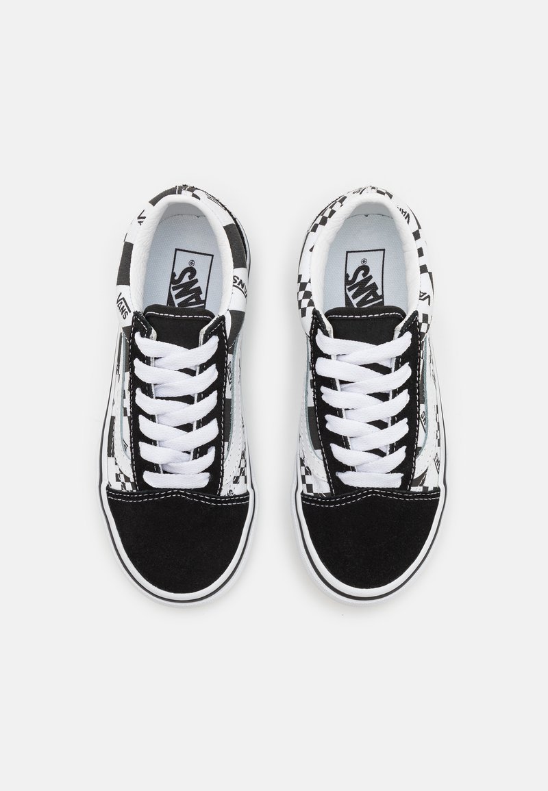 Czarno-białe niskie sneakersy z zamkiem sznurowanym, wykonane z zamszu i materiałów syntetycznych, z wzorem w kratkę i białymi akcentami szycia.