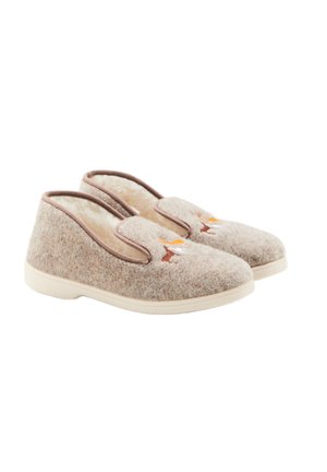 Pantofole in feltro color beige con una morbida fodera interna, caratterizzate da un design di un volpe ricamato in arancione e marrone sulla parte anteriore e lati elastici per una facile vestibilità.