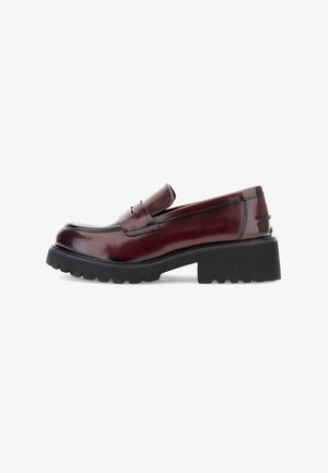 Mocasini din piele burgundy închis cu o talpă groasă din cauciuc negru, având un finisaj neted și detalii cusute pe partea superioară.