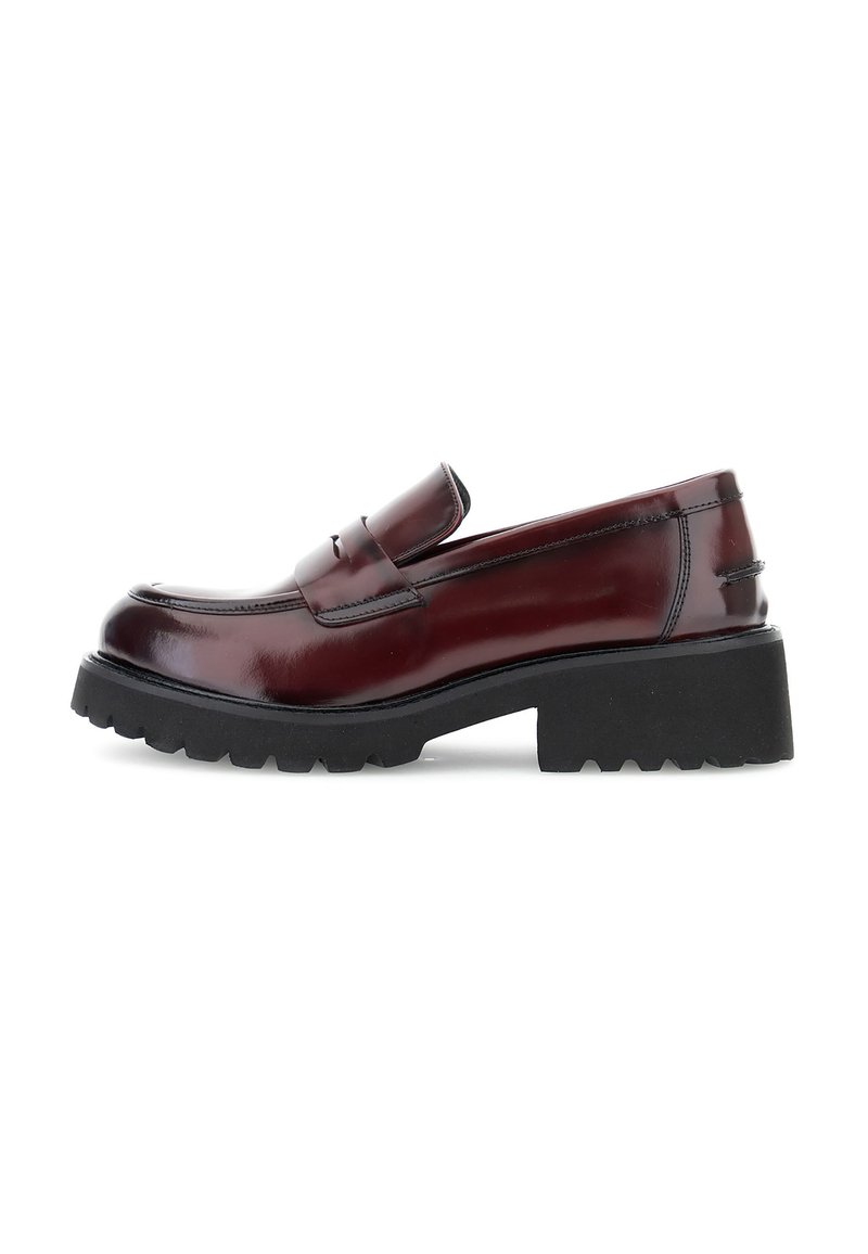Mocassino in pelle bordeaux scuro con suola in gomma nera chunky, caratterizzato da una finitura liscia e dettagli cuciti sulla tomaia.