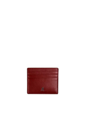 Tarjetero de cuero texturizado rojo con tres ranuras para tarjetas y un pequeño emblema plateado de calavera y huesos cruzados centrado en la parte delantera.