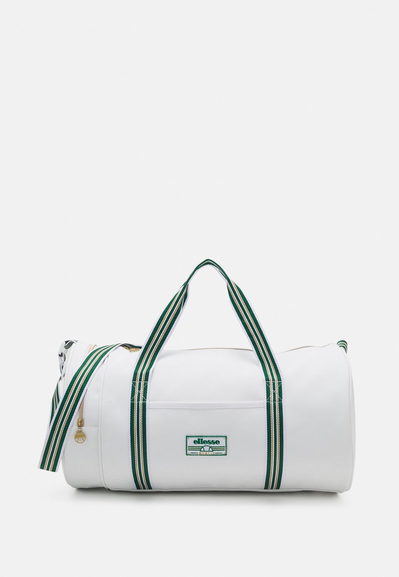 Borsa duffel bianca con manici a strisce verdi e bianche, dotata di una cerniera dorata, logo ricamato e forma cilindrica. Texture liscia.