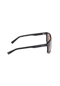 Schwarze polarisierte Sonnenbrille mit einem eleganten Design, ausgestattet mit braun getönten Gläsern, geraden Bügeln und dezentem Branding an der Seite.