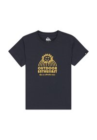 Camiseta de color azul marino hecha de algodón, con un diseño gráfico dorado de un sol y el texto "ENTUSIASTA DEL AIRE LIBRE" en el centro. Manga corta.