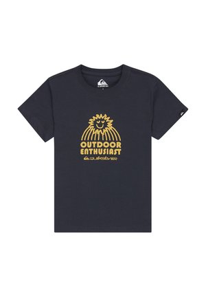 Camiseta de color azul marino hecha de algodón, con un diseño gráfico dorado de un sol y el texto "ENTUSIASTA DEL AIRE LIBRE" en el centro. Manga corta.