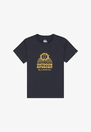 Navy blue t-shirt made of cotton, featuring a gold graphic design of a sun and text “OUTDOOR ENTHUSIAST” at the center. Short sleeves.