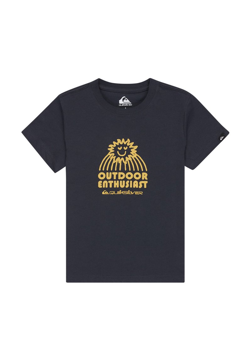 Camiseta de color azul marino hecha de algodón, con un diseño gráfico dorado de un sol y el texto "ENTUSIASTA DEL AIRE LIBRE" en el centro. Manga corta.