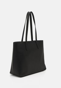 Geantă tote din piele neagră, cu două mânere lungi, formă rectangulară, textură netedă și un design minimalist. Fără hardware sau accente vizibile.