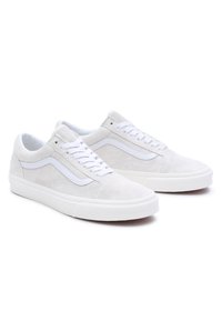 Fehér velúrbőr sneaker fehér fűzőkkel, textúrázott felsőrésszel és jellegzetes oldalsó csíkkal. Lapos gumitalp sima felülettel.