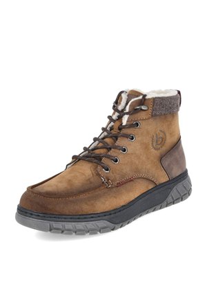 Bota de invierno de ante marrón con cuello acolchado gris, forro de vellón blanco, cordones negros y suela gruesa de goma gris inclinada para mostrar el lado exterior.