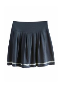 Falda plisada azul marino con cinturilla ancha y dos rayas horizontales blancas cerca del dobladillo sobre un fondo blanco liso.
