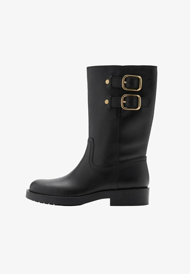 Botte en cuir noire mi-mollet avec deux sangles à boucle dorée et petit talon bloc, vue de profil latéral sur fond blanc.