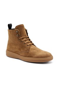 Botas de ante marrón hasta el tobillo con puntera redonda, cordones en la parte frontal y ojales de metal; cuentan con una suela de goma plana y una pestaña trasera para ayudar a ponérselas.