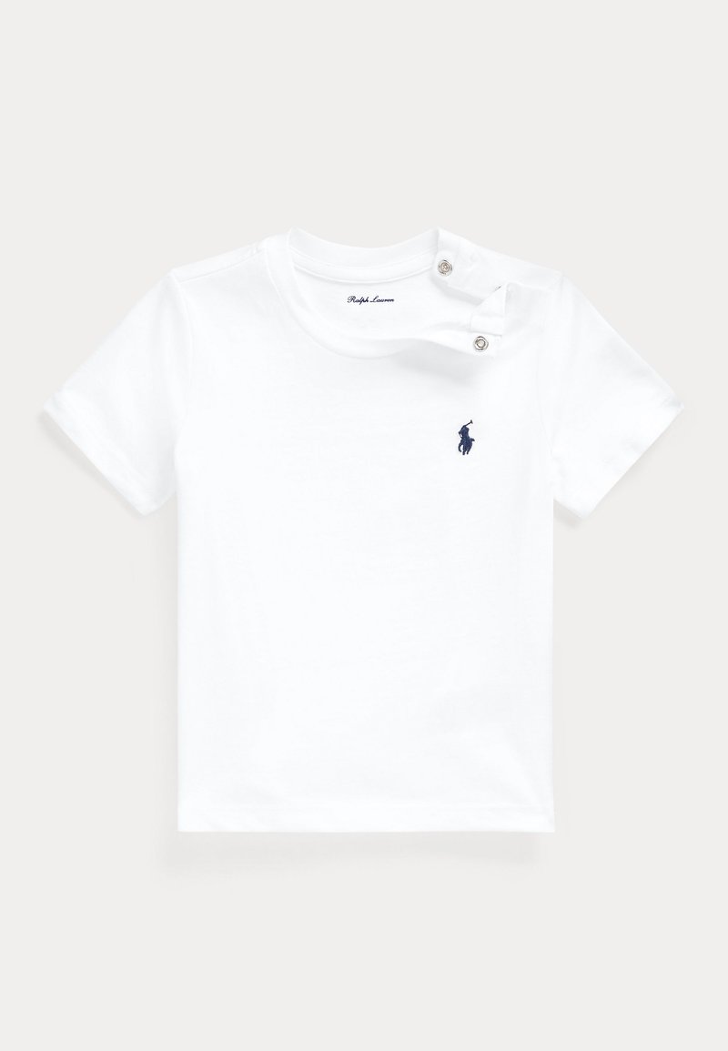 T-shirt bébé blanc à manches courtes avec logo joueur de polo bleu marine sur la poitrine gauche et deux boutons-pression sur l'encolure de l'épaule gauche.