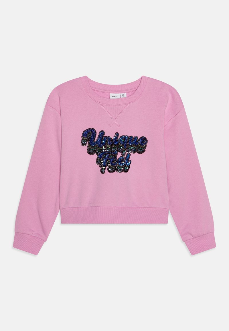 Rosa kort sweatshirt laget av mykt stoff, med "Unique Feel" i glitrende blå og svarte paljetter over brystet.