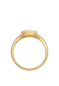 Bague en or avec un bandeau lisse et un dessus texturé en rainures. Surface réfléchissante, forme circulaire, design minimaliste.