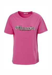 Camiseta de algodón rosa con mangas cortas, que presenta un diseño gráfico texturizado con la frase "#Bossin Voy a lograrlo" en plata y negro.
