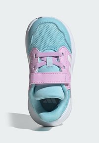 Jasnoniebiesko-różowy sneaker z siateczkową cholewką, wyściełanym językiem i paskiem na rzep. Biała podeszwa z fakturowanymi akcentami i detalem z logo.