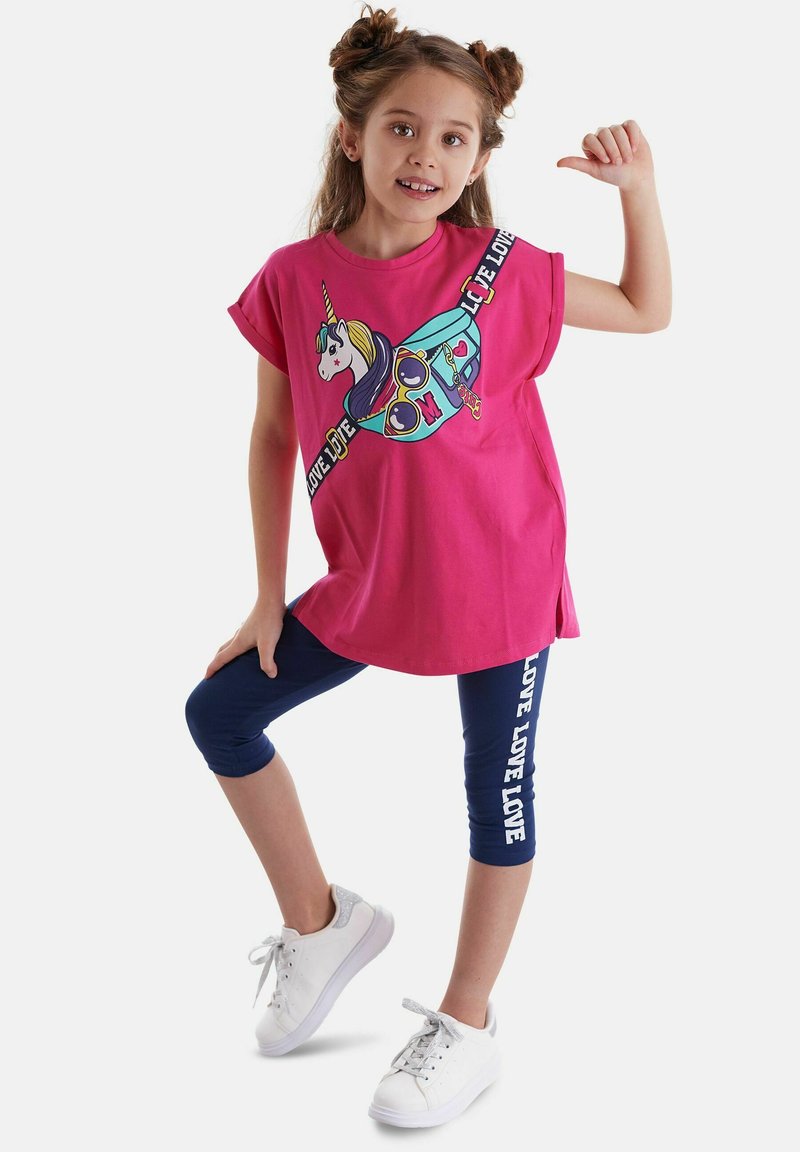 Lyserød bomulds T-shirt med korte ærmer og et enhjørningsprint, parret med marineblå leggings med "LOVE" tekst og hvide sneakers.