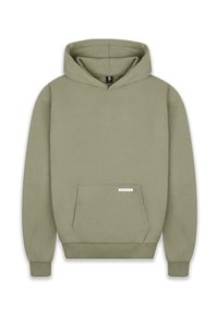 Sudadera con capucha en verde oliva, con mangas largas, un bolsillo canguro en la parte frontal, puños acanalados y una pequeña etiqueta en el bolsillo.