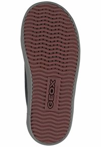 Suela GEOX con perímetro gris, caucho texturizado de color marrón rojizo, con orificios ventilados y etiqueta de marca.