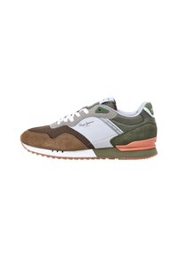 Sneakers con una combinazione di suede marrone, rete e materiali sintetici bianchi. Presentano accenti verdi e una suola in gomma marrone texturizzata.