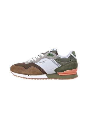 Zapatillas deportivas con una mezcla de ante marrón, malla y materiales sintéticos blancos. Presentan acentos verdes y una suela exterior de goma marrón texturizada.