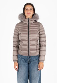 Giacca puffer marrone chiaro con cuciture orizzontali, chiusura a zip e cappuccio in pelliccia grigia removibile. Progettata con polsini elasticizzati e tasche.